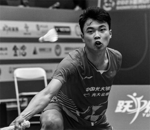 中国羽毛球小将比赛中晕倒离世 年仅17岁