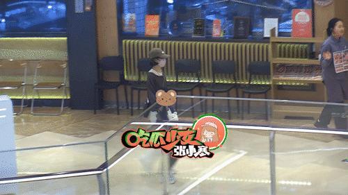 超宠娃！赵丽颖带儿子买玩具 亲子时光温馨满泻