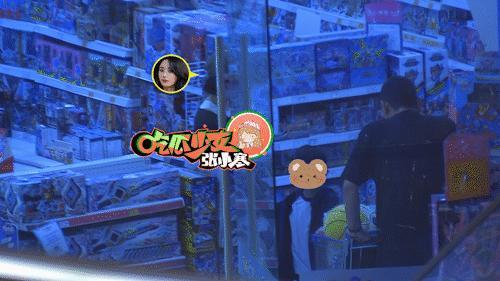 超宠娃！赵丽颖牵手儿子商场狂买玩具，司机推着购物车满载而归 温馨亲子时光