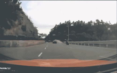 保時捷撞摩托后更換車牌 司機被刑拘 違規(guī)操作引熱議