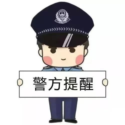 大蛇橫臥路中央 民警拿棍子驅(qū)趕 竹竿智斗解危情