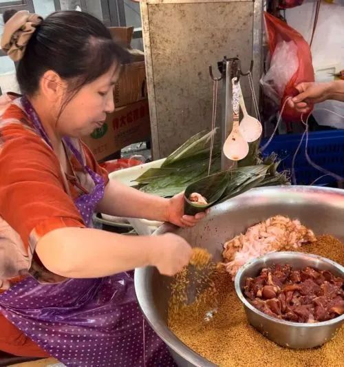 南昌多家粽子店鋪進入銷售高峰期 日銷萬粽供不應(yīng)求