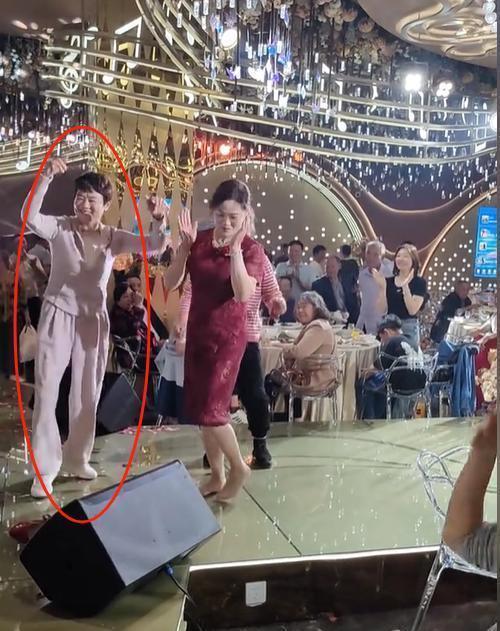 婚禮現(xiàn)場(chǎng)喜婆婆上臺(tái)表演才藝助興 倒立旗袍秀驚呆眾人