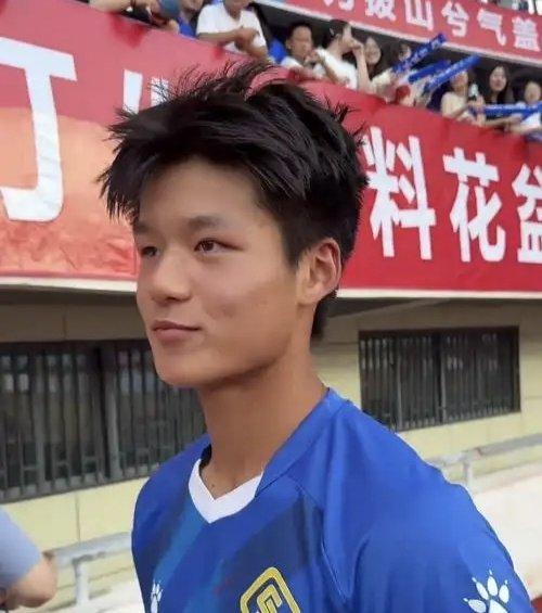 苏超18岁高中生球员陷争议！疑让25岁女友怀孕，女方表态去父留子