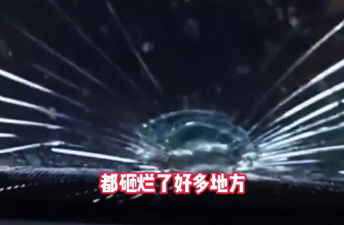 驚險(xiǎn)！男子駕車突遭落石擊碎玻璃