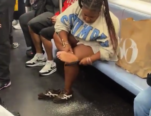 紐約地鐵乘客眾目睽睽之下刮腳