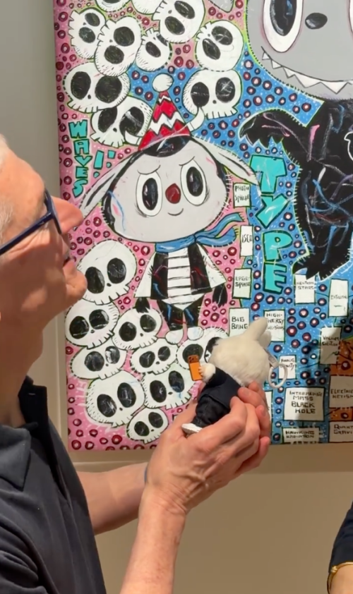 蘋(píng)果CEO庫(kù)克獲贈(zèng)限定Labubu 潮玩與科技的巧妙融合