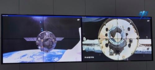 神舟二十二号穿日太壮观 月底发射物资补给