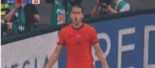 29岁张玉宁成国足新队长！为国效力10年45场7球国内正规最大的配资平台，18强赛破门痛哭 中生代理想人选