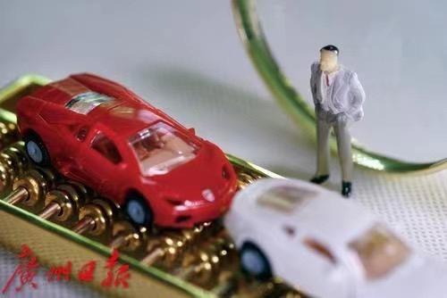 司机拿钥匙坏心划邻车车主已报警 情谊失控的代价