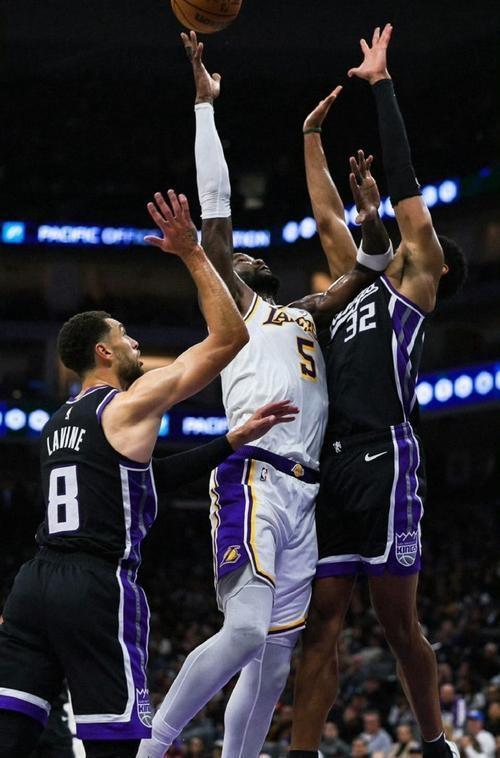 詹姆斯倒地后丝滑起身暴扣