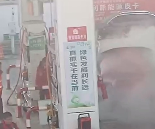 1秒都不耽误加油站员工35秒硬核救场
