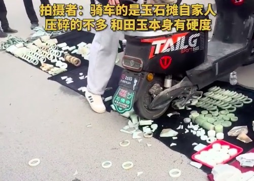 男孩撞翻自家玉石摊玉器碎一地