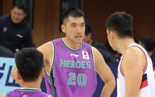 2米32巨塔秀胯下！法尔一条龙掀翻陶汉林，CBA第一巨人太离谱 内线新老交替的残酷现实