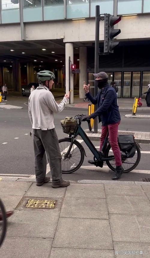 卷福伦敦街头因闯红灯和人吵架 罕见明星冲突现场
