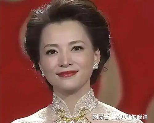 中秋将至，52岁董卿传来喜讯 谣言不攻自破
