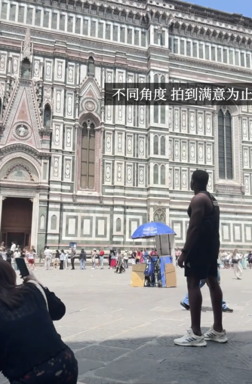 全世界都在找中国游客拍照 诚信赢得全球信任