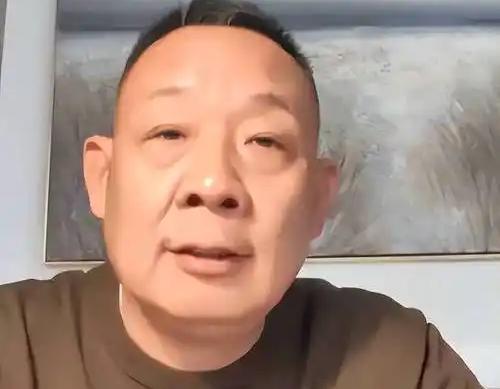 于东来在英国伦敦吃胡辣汤 理念感动小店老板