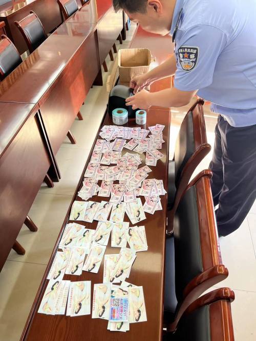 西安警方抓获4名散发小卡片人员， 你知道卡片上的二维码扫进去会怎样