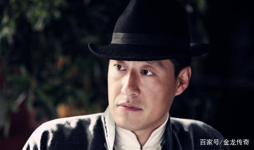 两人因戏生情,婚后6年生3胎,丈夫片约不断,被称"屏幕硬汉"