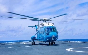 南海某海空域，数架战机呼啸升空