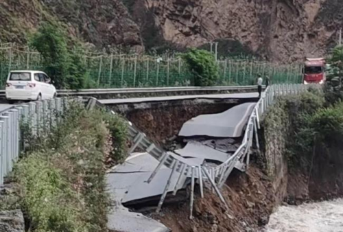 水流冲垮国道路基 四川茂县213线交通管制