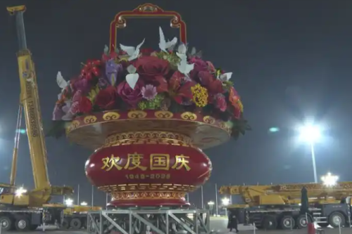“祝福祖国”花篮亮相天安门广场 亮点揭秘
