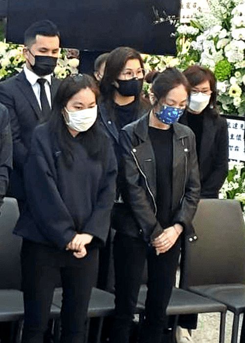 吴孟达出殡5儿女现身显憔悴 90多岁母亲未露面