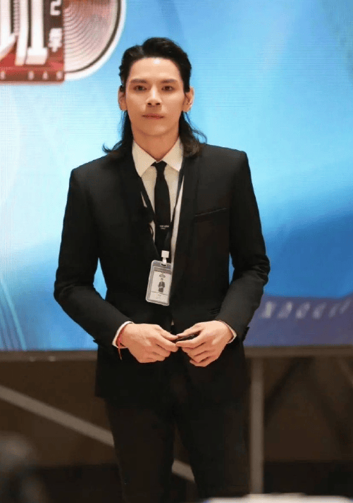 向佐找网友要李胜利电话 再次喊话：离香港远一点