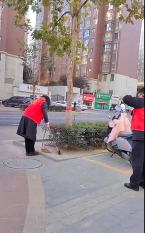 银行员工穿志愿服清洁马路反被嘲讽 县联创办：非摆拍，要图文并茂汇报工作