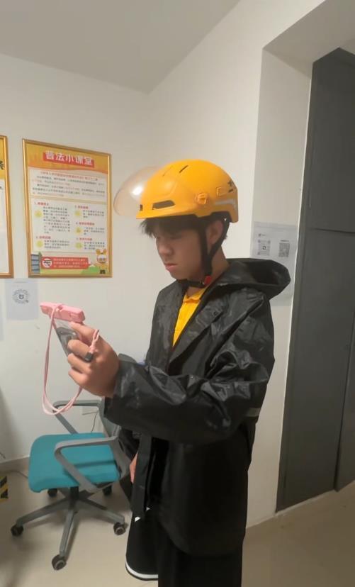運動員高考完送外 賣掙錢買貝斯