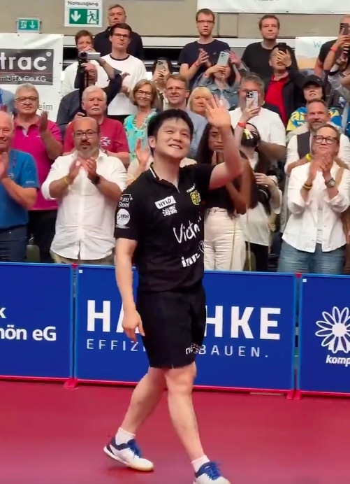 樊振东登21世纪英文报头版:从适应到蜕变,剑指全运会