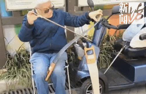 上海85岁爷叔让钢锯“开口” 街头金属吟唱