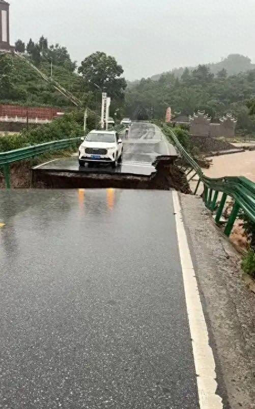 小车进水路上趴窝遇路面塌陷被冲走