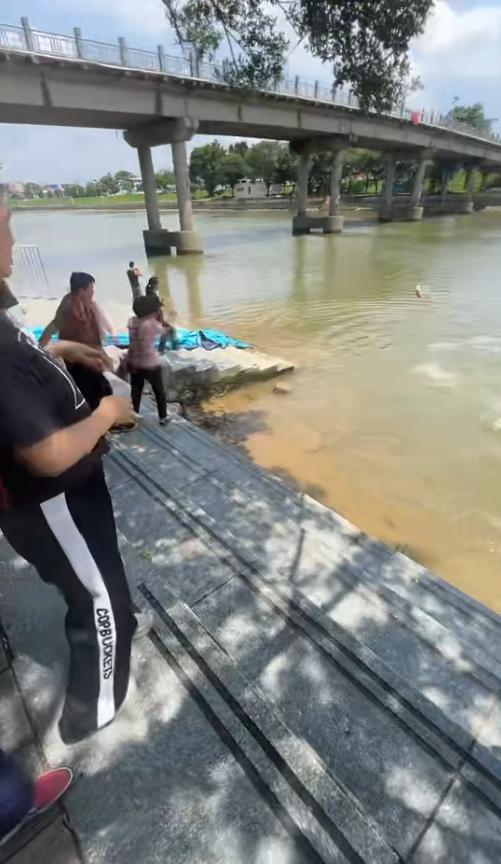 多名女子放生魚后又往河道投擲異物 行為引污染擔(dān)憂
