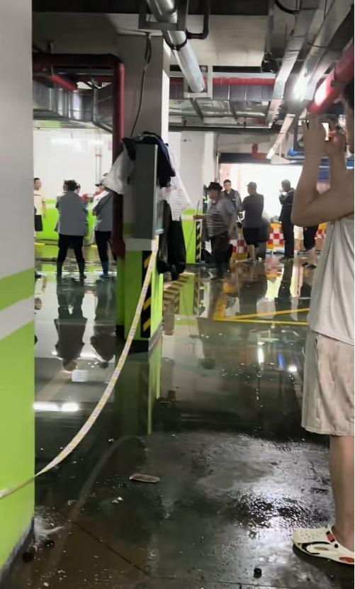 辽宁一小区地下车库墙体坍塌 垃圾暴露引质疑