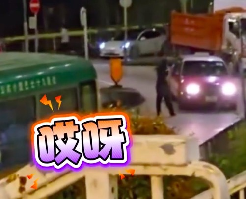 香港6旬醉汉怀疑的士绕路连砸3车被香港警方拘捕