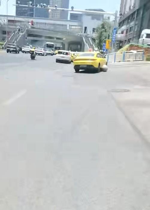 石墩滚落砸上轿车 管理中心回应 物业已排除隐患