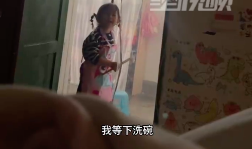 3岁女儿为生病妈妈煮面条还主动洗碗 妈妈：孩子一直很懂事