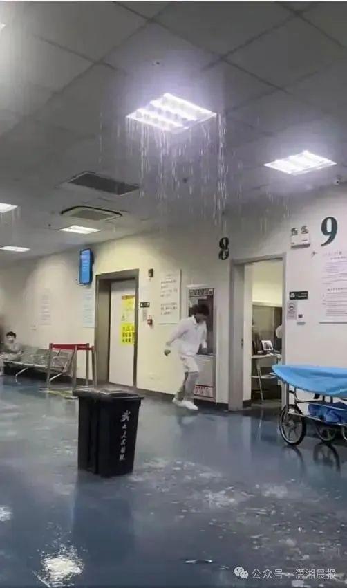武漢一醫(yī)院因強(qiáng)降雨漏水 院方回應(yīng) 醫(yī)療秩序未受影響