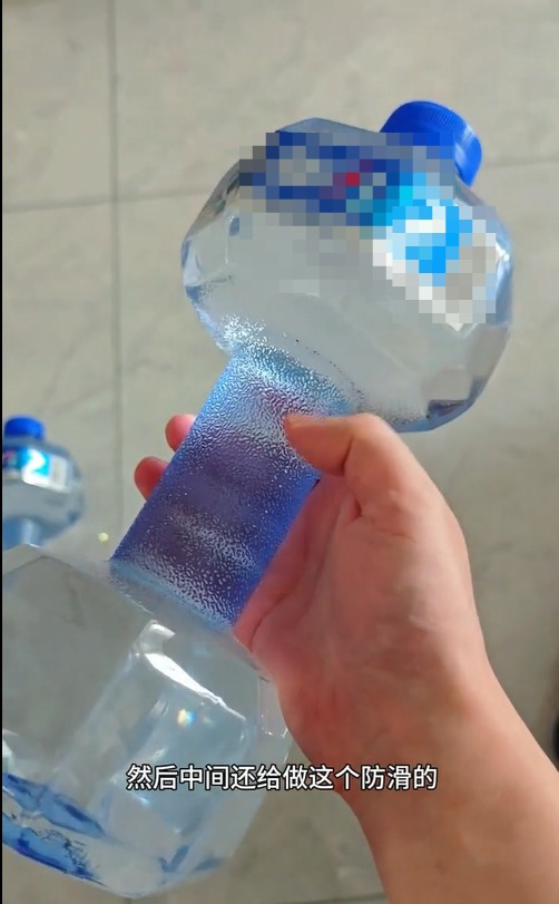 1.55升“哑铃矿泉水”走红 厂家回应