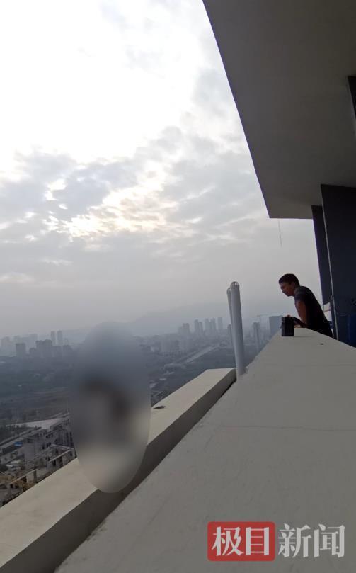 恐高民警28楼飞越围墙拉回轻生女子 生死瞬间英勇救援