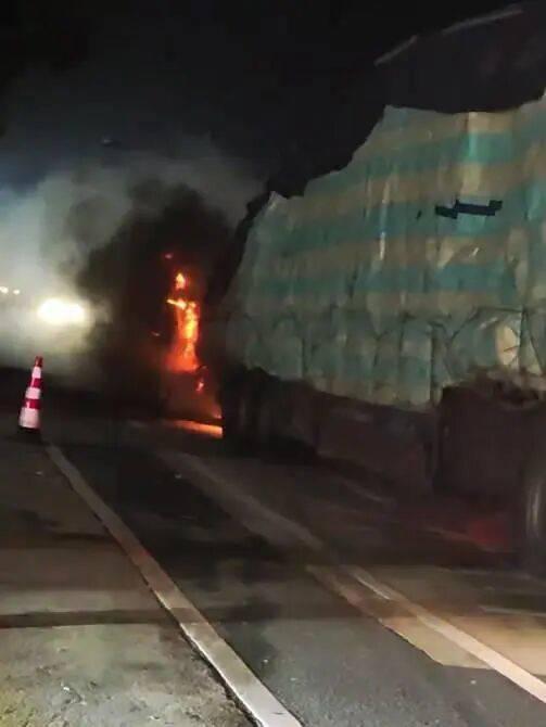 小车起火燃烧被大货车拖行 司机身亡 高速悲剧引发关注