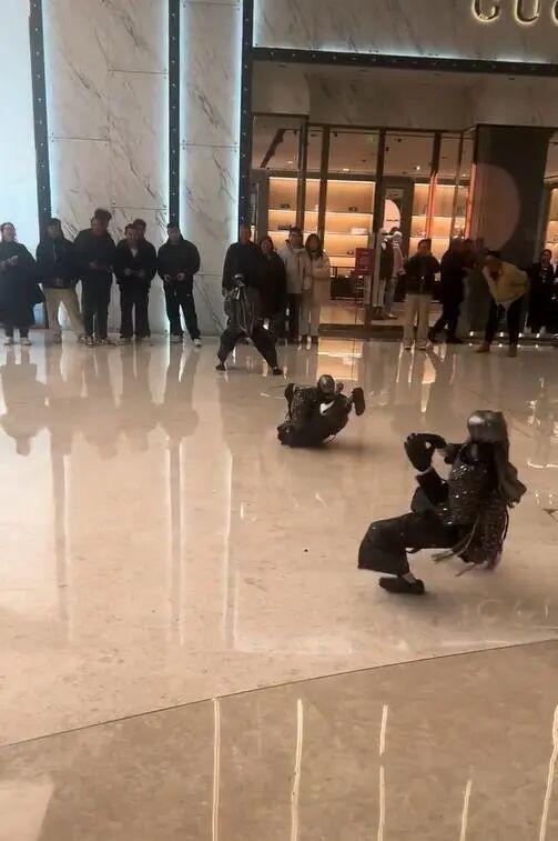 机器人秀武术踢倒同伴后摔倒 滑稽表演引热议
