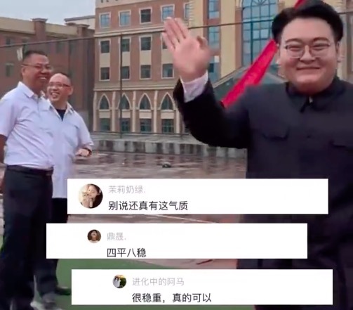 学生穿中山装亮相成人礼，成熟稳重自信满满
