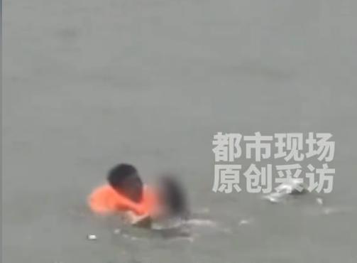 女孩中暑后不慎坠湖 民警救助 生死营救温暖人心