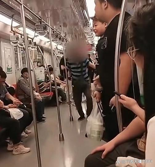  女子指责大爷看她的腿 大爷当场发飙，看自己的腿不行啊