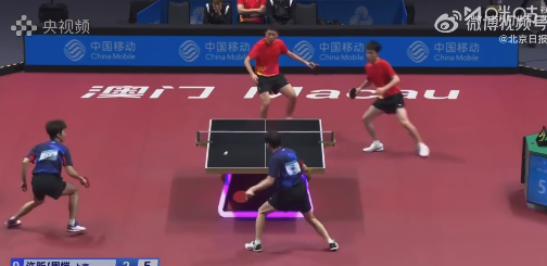 全运会乒乓球男子团体1/4决赛中，许昕再现“背后击球”绝技