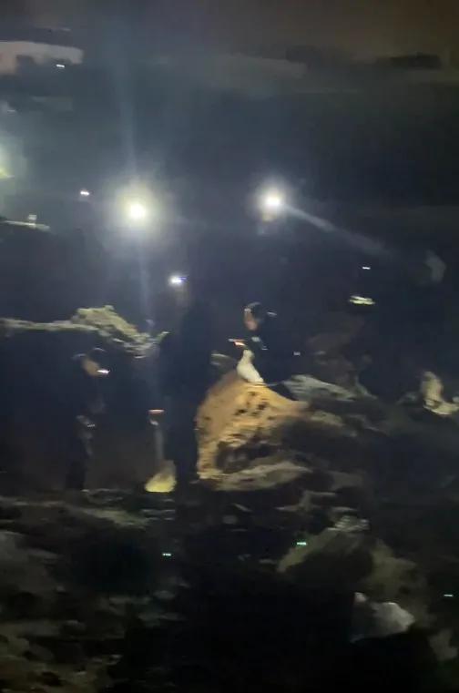 數(shù)十人在老宅挖銀元？文旅部門回應(yīng) 現(xiàn)場(chǎng)已保護(hù)起來