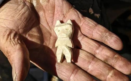 北京什刹海大爷手工木雕意外走红 丑萌界的天花板